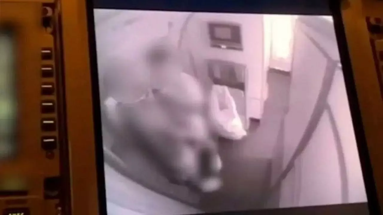 होटलों में ले जाकर 12वीं के छात्र के साथ सेक्स करती थी टीचर, Video देख पुलिस के उड़े होश