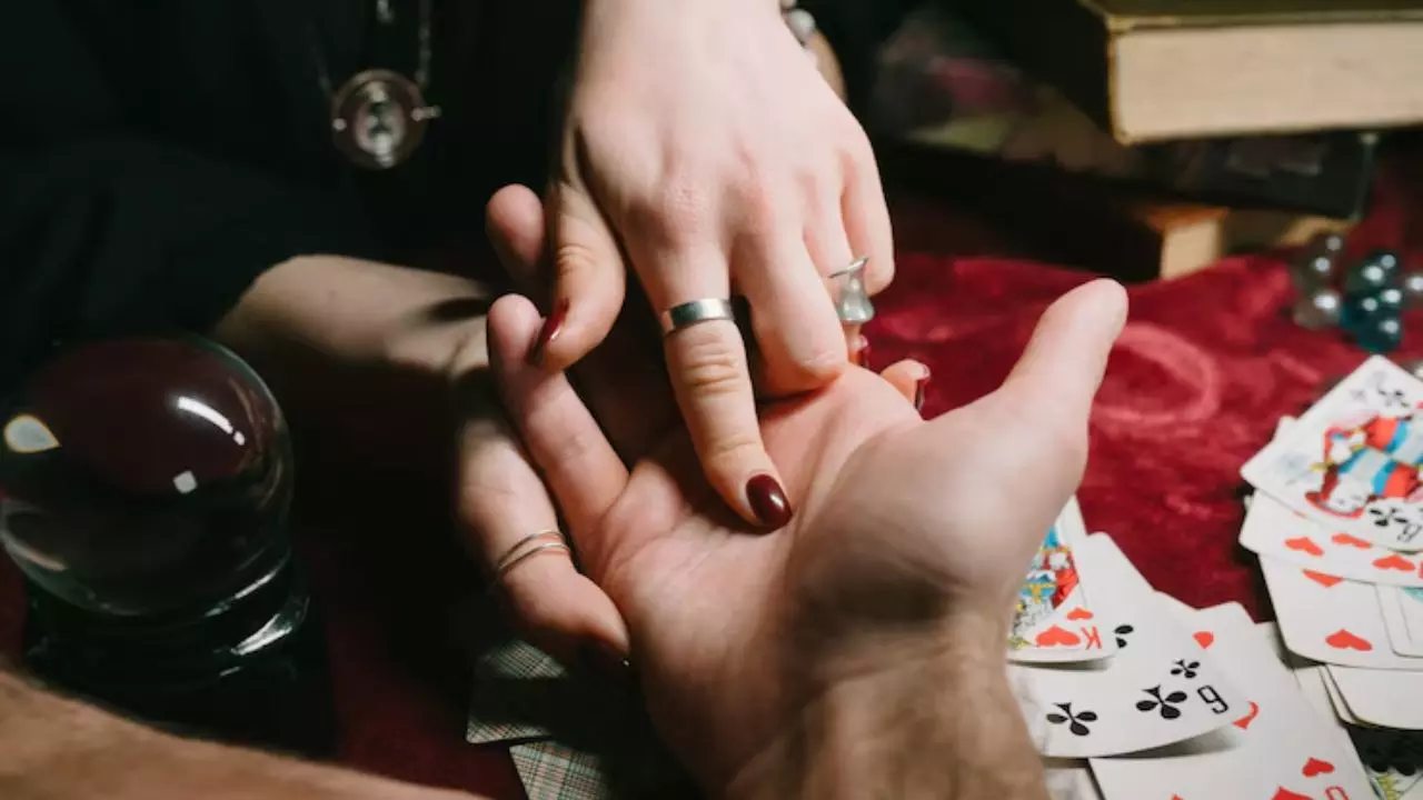 Palmistry: धनवान और उच्च पद हासिल करने वाले लोगों की हथेली में बनते हैं ऐसे 7 शुभ निशान