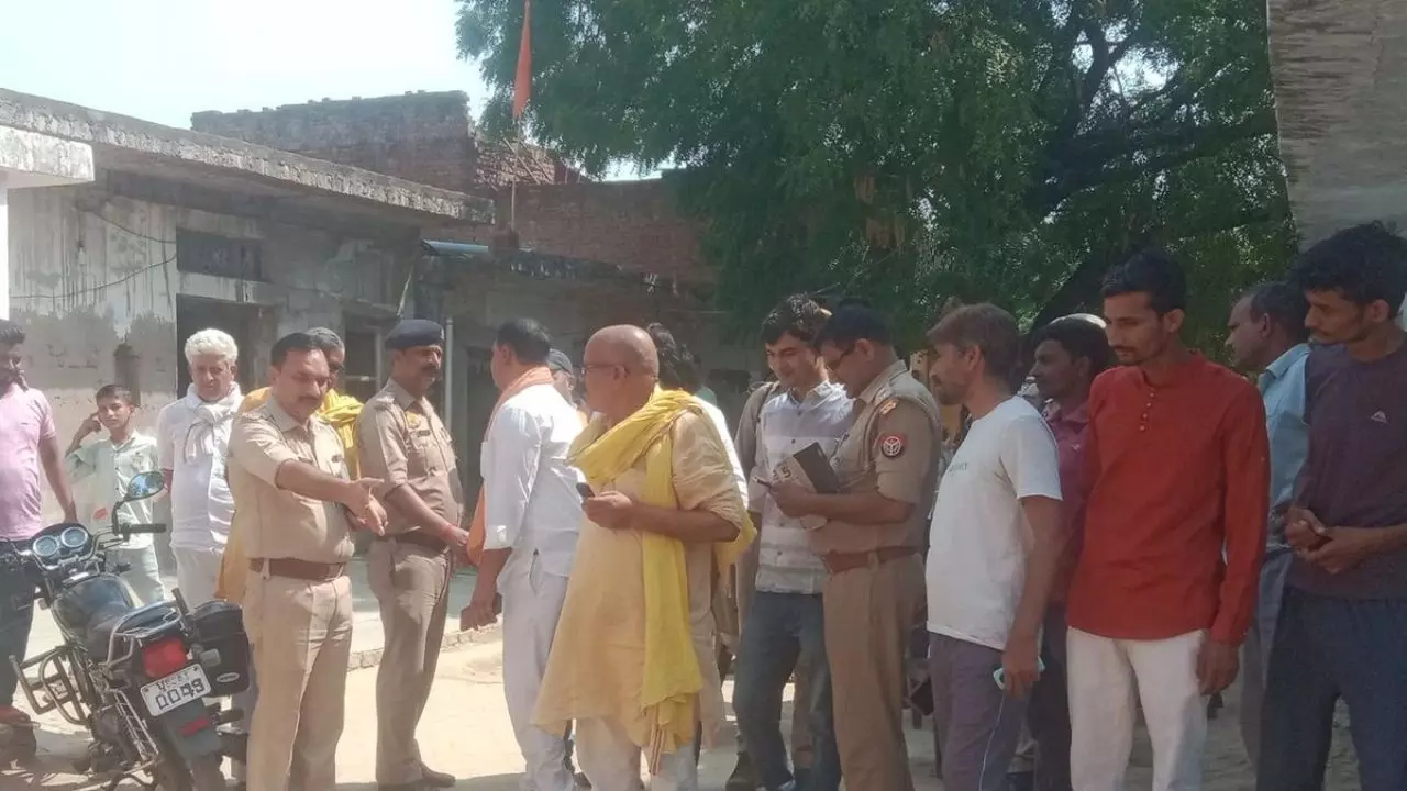 अमेठी में हनुमान मंदिर के पास मांस फेंकने से मचा बवाल, भड़क उठे हिंदू संगठन अमेठी में हनुमान मंदिर के पास मांस फेंकने से मचा बवाल, भड़क उठे हिंदू संगठन