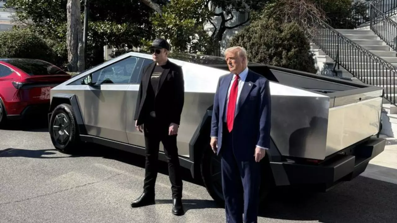 Trump Musk Breakup क्यों बेच रहे हैं ट्रंप अपनी टेस्ला कार, दोस्ती में आई खटास की पूरी कहानी 6 दोस्ती में ली थी टेस्ला, अब दुश्मनी में बेचेंगे, ट्रंप-मस्क की सियासी लव स्टोरी का The End! | Trump May Get Rid Of His Tesla After Musk Row