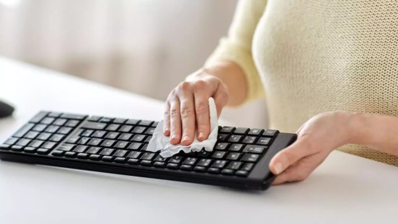 मशहूर होने की चाह में मौत, 19 साल की लड़की की Dusting Challenge से गई जान, जानें इस ट्रेंड के बारे में