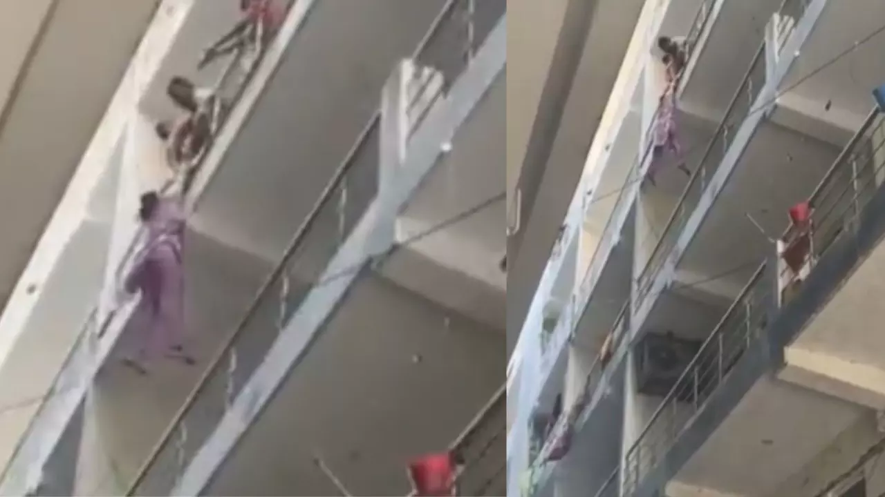 बेरहम पति ने पत्नी को रेलिंग से लटकाया, चिल्लाते रहे पड़ोसी; Video Viral