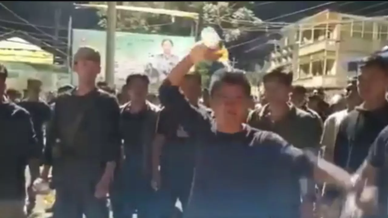 हम अपनी जान दे देंगे... कानन सिंह के चलते मणिपुर में प्रदर्शनकारियों ने सिर पर डाला पेट्रोल, जानें कौन हैं ये नेता