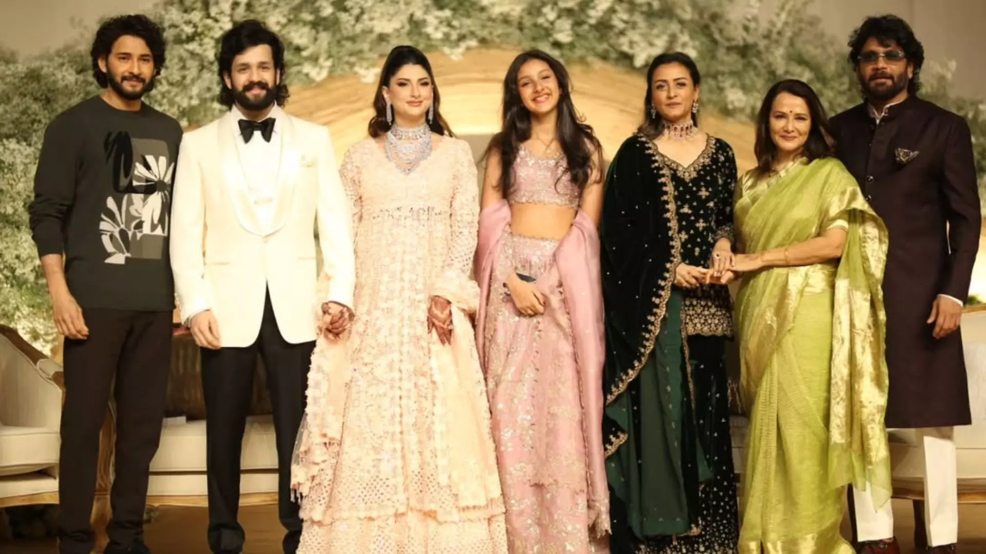 Akhil Akkineni और Zainab Ravdjee का रॉयल वेडिंग रिसेप्शन, सितारों से सजी रही शाम, वायरल हुई तस्वीरें