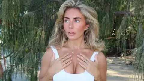 एक रात में 1057 मर्दों के साथ संबंध बनाने वाली OnlyFans स्टार Bonnie Blue इस मामले में पहुंची सलाखों के पीछे! पुलिस ने बताई ये वजह एक रात में 1057 मर्दों के साथ संबंध बनाने वाली OnlyFans स्टार Bonnie Blue इस मामले में पहुंची सलाखों के पीछे! पुलिस ने बताई ये वजह