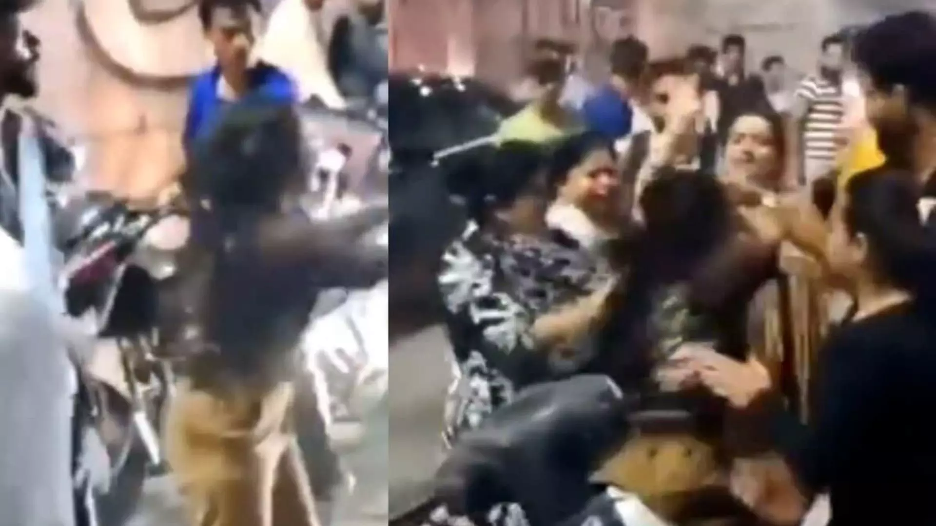 बाल खींचे, थप्पड़ मारे, सड़क पर पटका, लोग बनाते रहे वीडियो! स्कूटी विवाद में सर-ए-राह लड़की की हुई कुटाई | Video Viral बाल खींचे, थप्पड़ मारे, सड़क पर पटका, लोग बनाते रहे वीडियो! स्कूटी विवाद में सर-ए-राह लड़की की हुई कुटाई | Video Viral