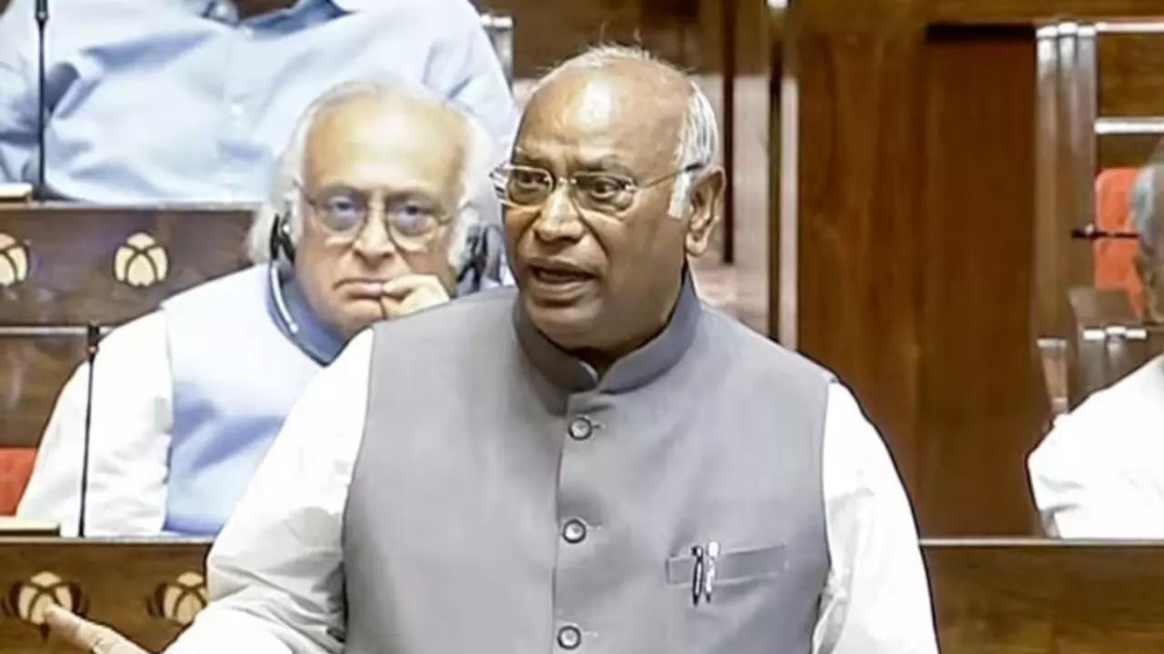 लोकसभा में क्यों खाली है डिप्टी स्पीकर का पद? मल्लिकार्जुन खरगे ने PM मोदी को लिखी चिट्ठी, क्या कहते हैं नियम? लोकसभा में क्यों खाली है डिप्टी स्पीकर का पद? मल्लिकार्जुन खरगे ने PM मोदी को लिखी चिट्ठी, क्या कहते हैं नियम?