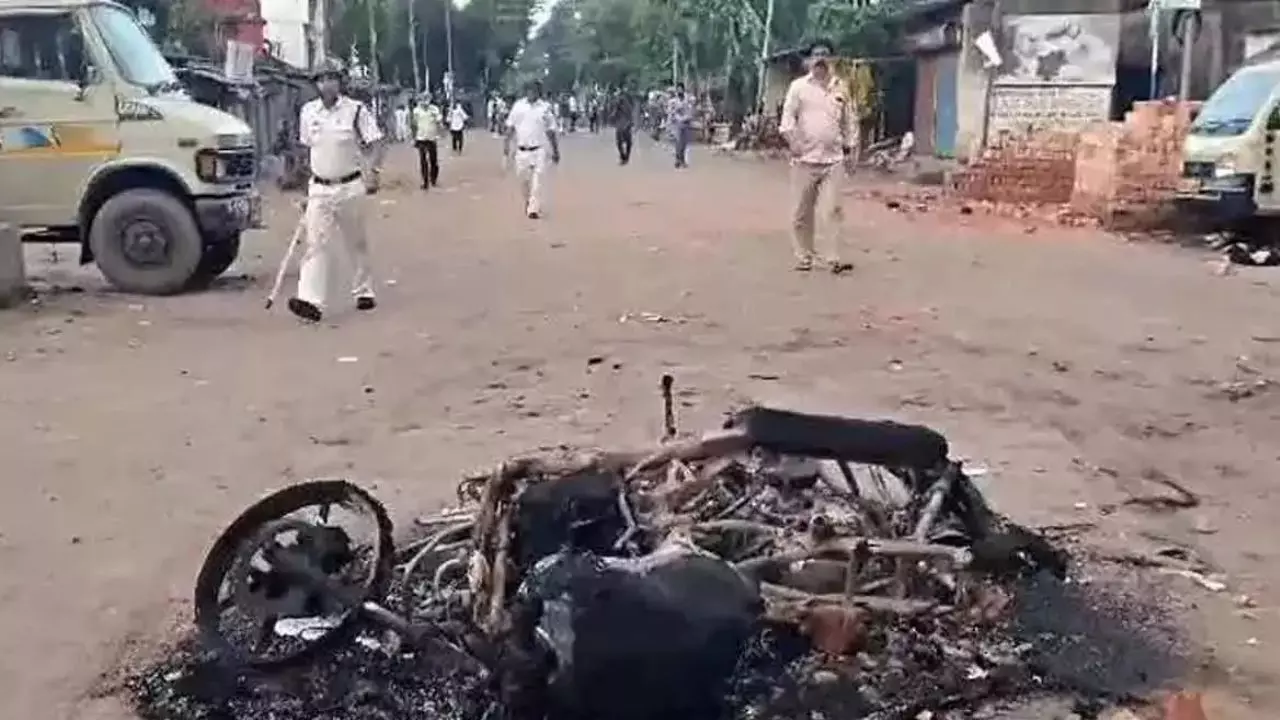 छतों से फेंके पत्थर, पुलिस वालों पर हमला, जानें पश्चिम बंगाल के महेश्तला में छोटी सी बात ने कैसे लिया हिंसक रूप