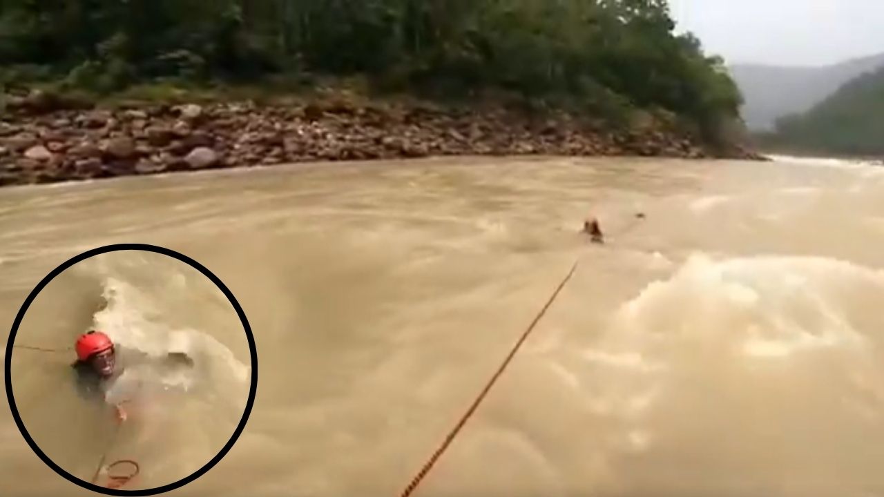 Balancing Raft बैलेंस बिगड़ते ही गंगा में गिरा शख्स! River Rafting के समय टला हादसा ...