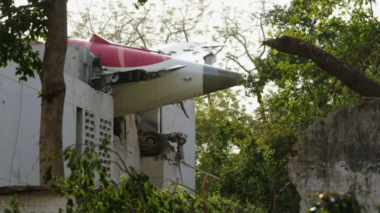 Air India Crash: क्या होते हैं Fuel Cutoff Switches जिन्हें अहमदाबाद में हुए एयर इंडिया हादसे का माना जा रहा जिम्मेदार? Air India Crash: क्या होते हैं Fuel Cutoff Switches जिन्हें अहमदाबाद में हुए एयर इंडिया हादसे का माना जा रहा जिम्मेदार?
