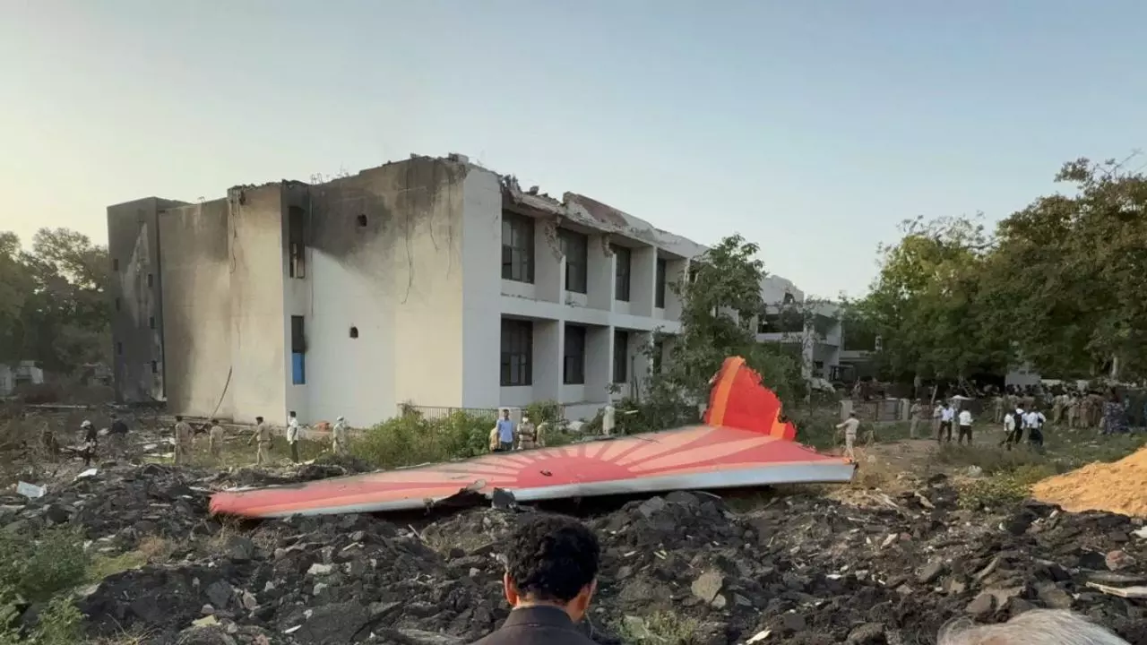 मां की चिता की राख ठंडी भी नहीं हुई थी, बेटियों के सिर से उठा पिता का साया, एयर इंडिया हादसे ने उजाड़ी दो बहनों की दुनिया