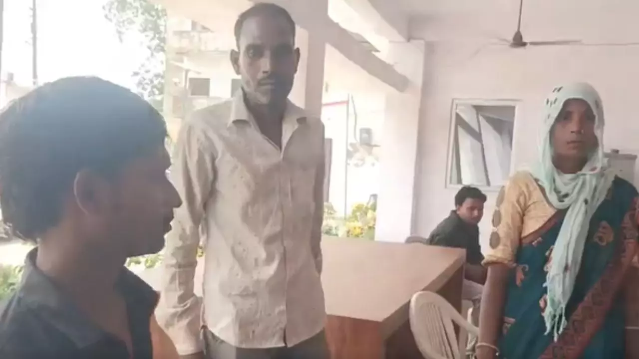 मैं जिंदा हूं साहब! पोस्टमार्टम रुकवाइए... भागते-भागते शख्स पहुंचा पुलिस स्टेशन, फिर जो हुआ- VIDEO मैं जिंदा हूं साहब! पोस्टमार्टम रुकवाइए... भागते-भागते शख्स पहुंचा पुलिस स्टेशन, फिर जो हुआ- VIDEO