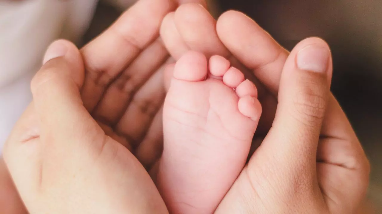 एंबुलेंस की देरी से नवजात की मौत! पिता ने प्लास्टिक की थैली में रखा बच्चे का शव, 70 किमी का तय किया सफर