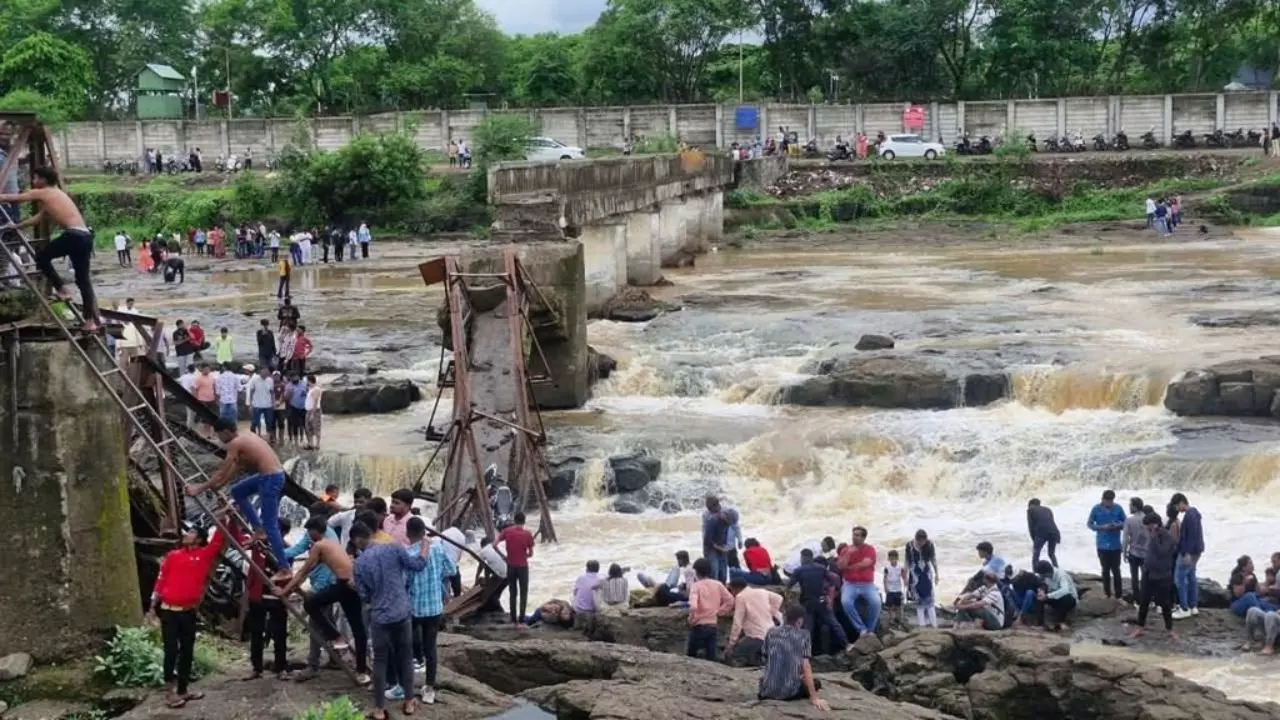 देखते ही देखते ढह गया पुल! कुंडमाला में मौत का मंजर, रूह कंपा देंगे ये 5 वीडियो