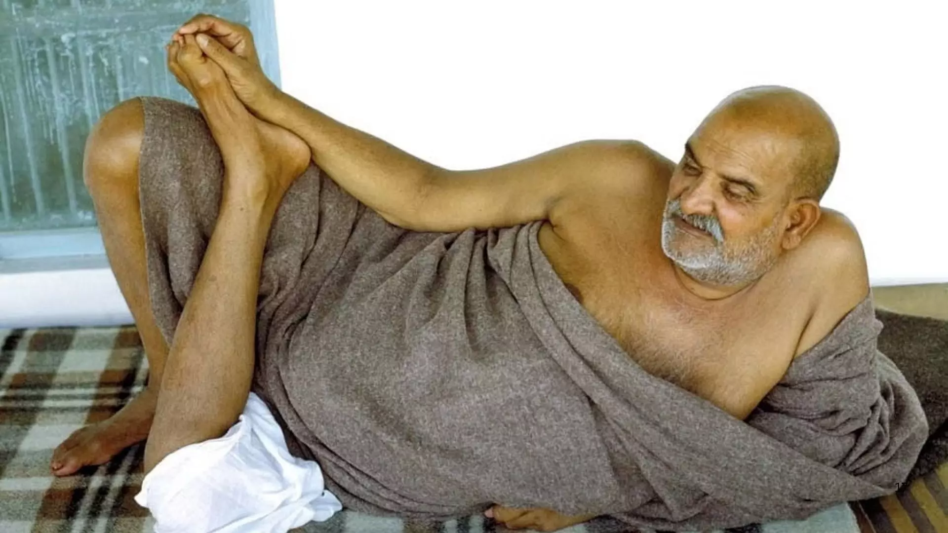 हाथ लगाते ही घी में बदला पानी! जब बाबा नीम करोली के दरबार में हुआ था अनोखा चमत्कार, हैरान रह गए थे भक्त