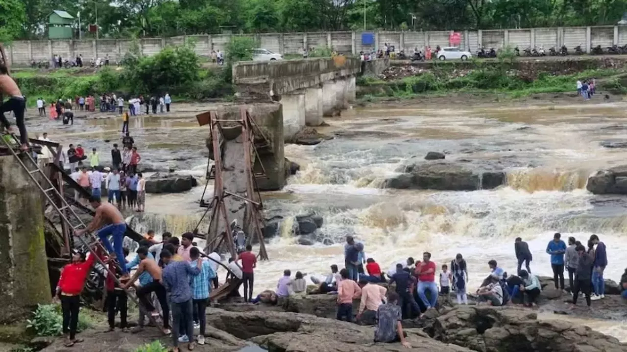 भगवान का शुक्र है कि बच गए... लोगों ने बताया डरावना अनुभव, पुणे पुल हादसे में अब तक क्या-क्या हुआ?