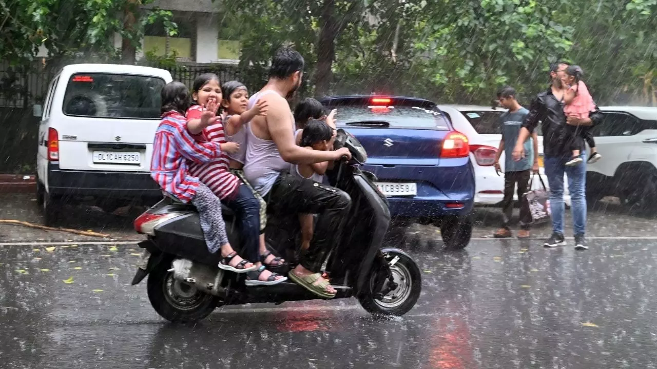 दिल्ली-NCR में सुहाना हुआ मौसम! कई इलाकों में तेज हवा और बारिश ने दी गर्मी से राहत | VIDEO