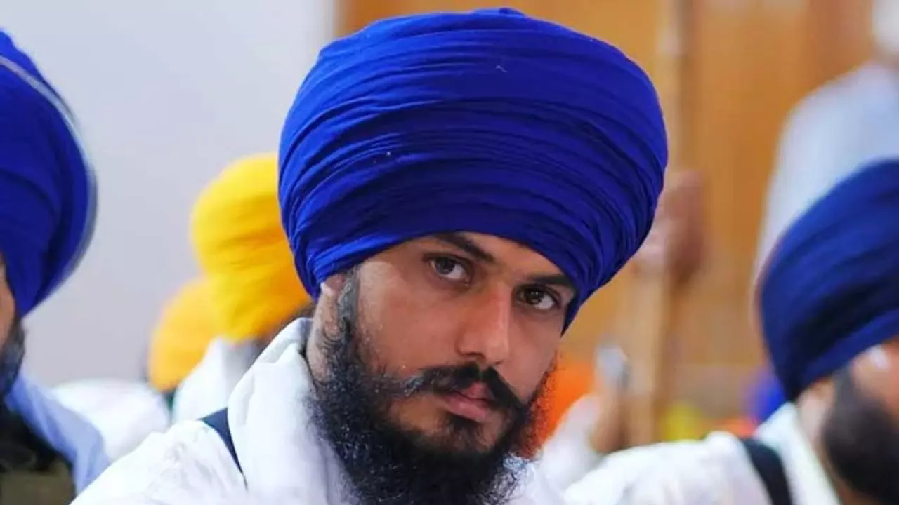 Social Media के इस प्लेटफॉर्म पर लड़कियों को अश्लील मैसेज करता था सांसद अमृतपाल! मचा हल्ला