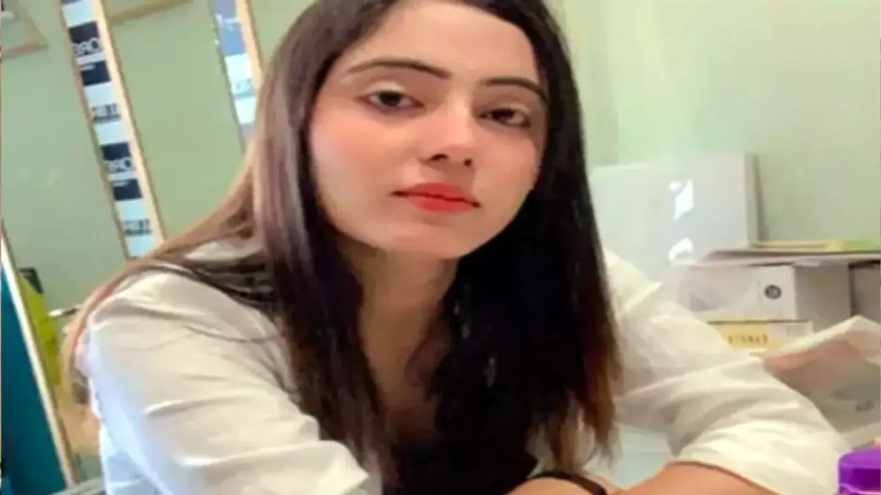 चाकू से हत्या और नहर में कार गिरने का ड्रामा! हरियाणवी मॉडल शीतल का बॉयफ्रेंड अरेस्ट, कैसे लव ट्रायंगल में गई जान? चाकू से हत्या और नहर में कार गिरने का ड्रामा! हरियाणवी मॉडल शीतल का बॉयफ्रेंड अरेस्ट, कैसे लव ट्रायंगल में गई जान?