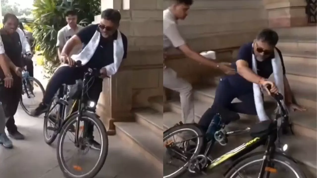 कितने पेग मारे सर... साइकिल से गिरे डिप्टी सीएम डीके शिवकुमार, वायरल VIDEO देख यूजर ने दिए ऐसे रिएक्शन कितने पेग मारे सर... साइकिल से गिरे डिप्टी सीएम डीके शिवकुमार, वायरल VIDEO देख यूजर ने दिए ऐसे रिएक्शन