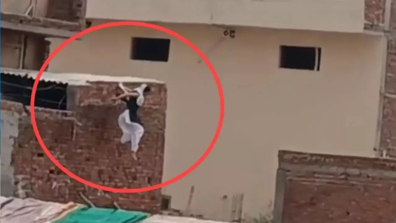 प्रेमी के साथ होटल में रंगरलियां मना रही थी पत्नी, पति को देखते ही छत से कूदकर भागी; Video Viral