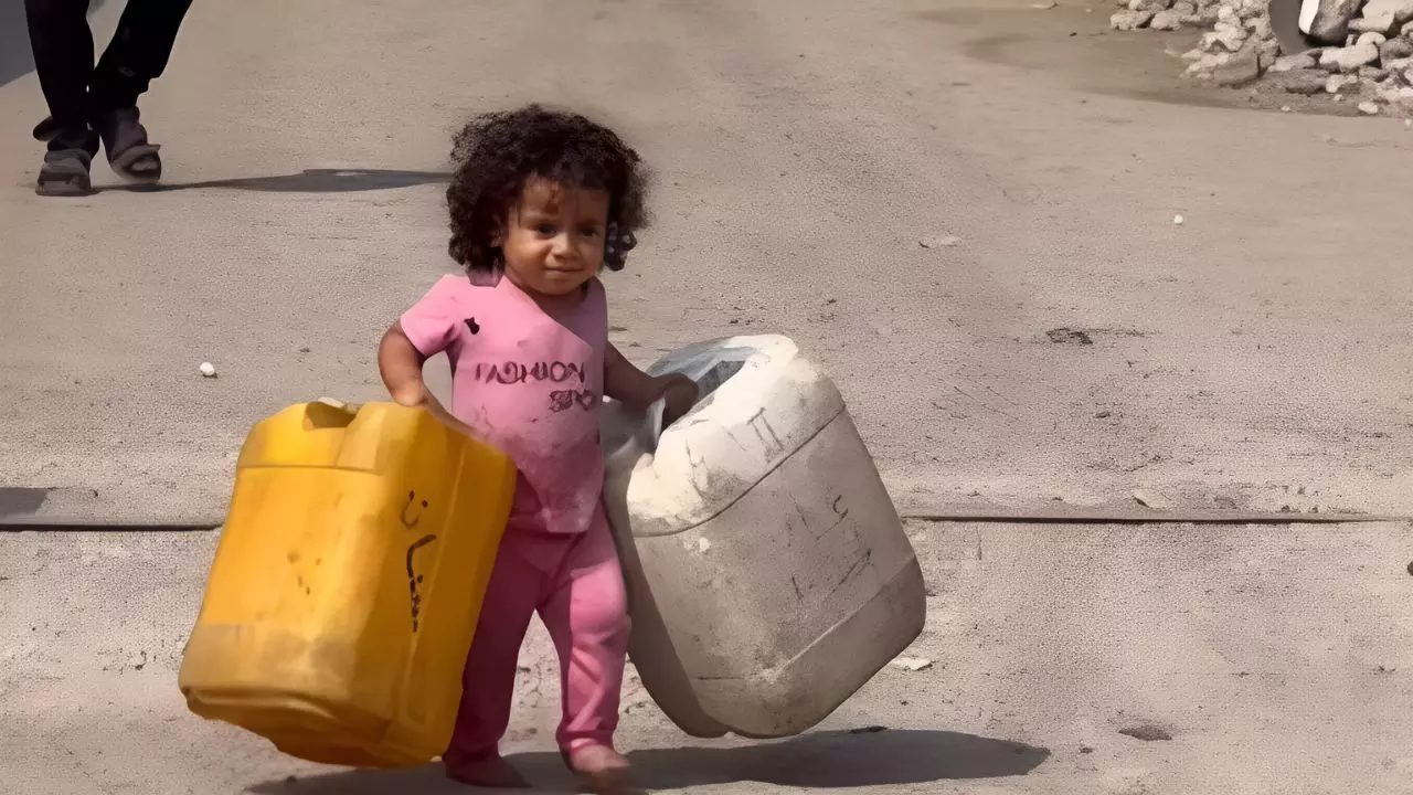 प्यास का बोझ उठाता बचपन! गाजा में जरीकैन ढोता दिखा 2 साल का बच्चा; दिल तोड़ने वाला Video Viral प्यास का बोझ उठाता बचपन! गाजा में जरीकैन ढोता दिखा 2 साल का बच्चा; दिल तोड़ने वाला Video Viral