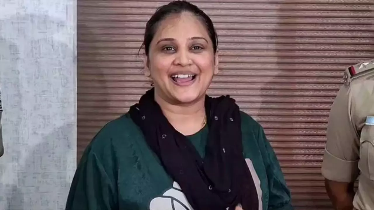 कौन है सोशल मीडिया इन्फ्लुएंसर Kirti Patel? Insta पर 13 लाख फॉलोअर, 2 करोड़ की फिरौती; बिल्डर को Honeytrap में फंसाया कौन है सोशल मीडिया इन्फ्लुएंसर Kirti Patel? Insta पर 13 लाख फॉलोअर, 2 करोड़ की फिरौती; बिल्डर को Honeytrap में फंसाया