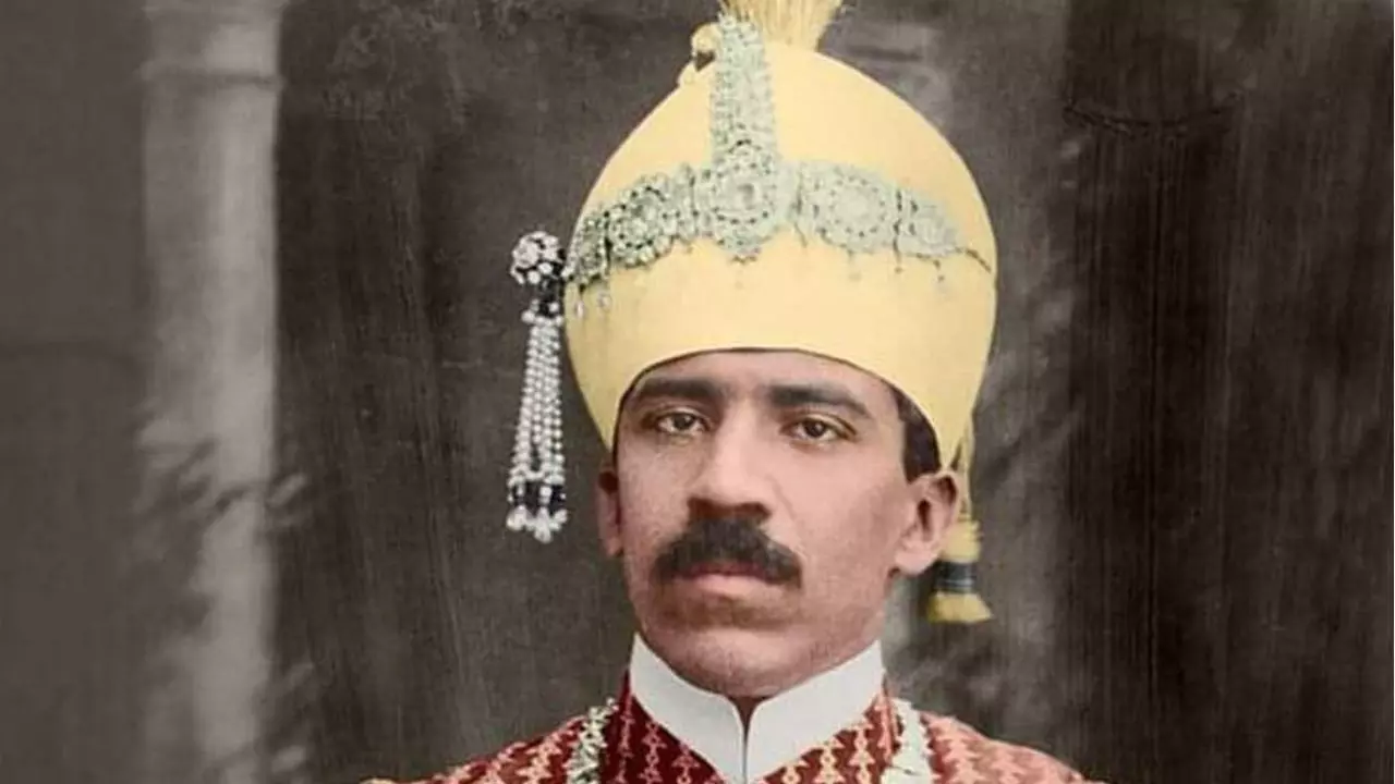 Mir Osman Ali Khan: दौलत इतनी कि अंबानी-अडानी भी लजा जाएं, पीता था मेहमानों की छोड़ी सिगरेट; कहानी हैदराबाद के आखिरी निजाम की... Mir Osman Ali Khan: दौलत इतनी कि अंबानी-अडानी भी लजा जाएं, पीता था मेहमानों की छोड़ी सिगरेट; कहानी हैदराबाद के आखिरी निजाम की...