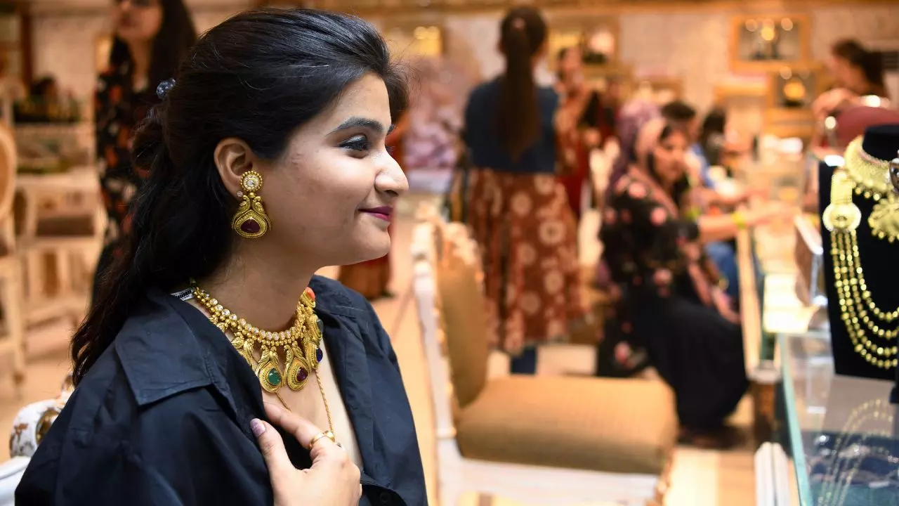 Gold Price Drop Alert: हो जाइए तैयार, एक साल में बस इतने रह जाएंगे सोने के दाम; लोग बेच रहे गहने