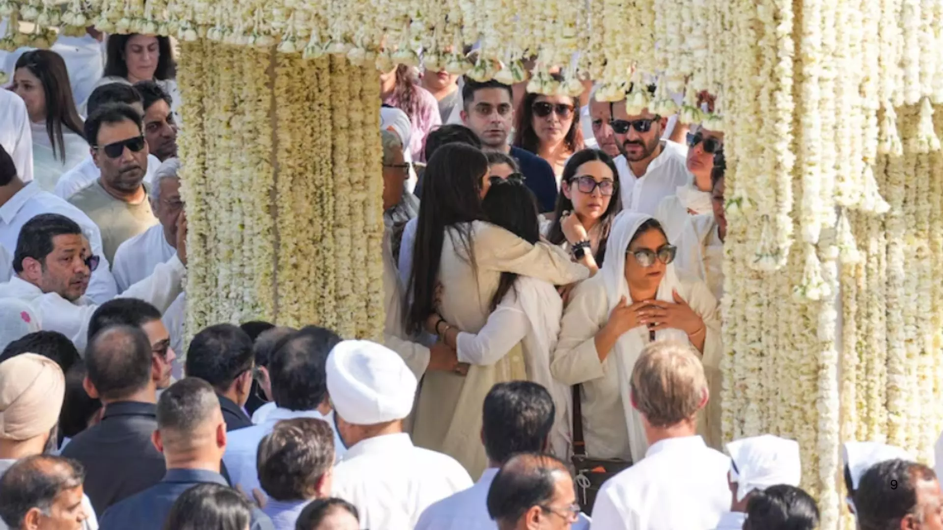 पिता Sunjay Kapur को देख फूट-फूटकर रोई बेटी समायरा, एक्स वाइफ Karisma के भी छलके आंसू पिता Sunjay Kapur को देख फूट-फूटकर रोई बेटी समायरा, एक्स वाइफ Karisma के भी छलके आंसू