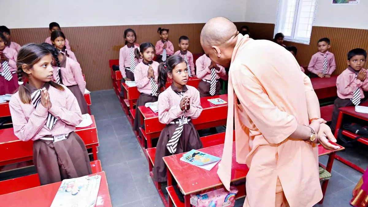 उत्तर प्रदेश में 5000 प्राइमरी स्कूलों के विलय की प्रक्रिया तेज़, लेकिन सवाल- शिक्षकों का भविष्य क्या होगा?