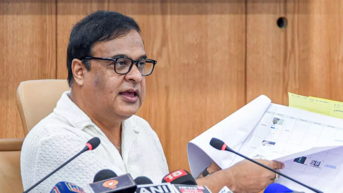 बॉर्डर पार से सोशल मीडिया अटैक! सीएम सरमा बोले- असम में पाकिस्तान और बांग्लादेश से चल रहे फर्जी अकाउंट्स फैला रहे नफरत