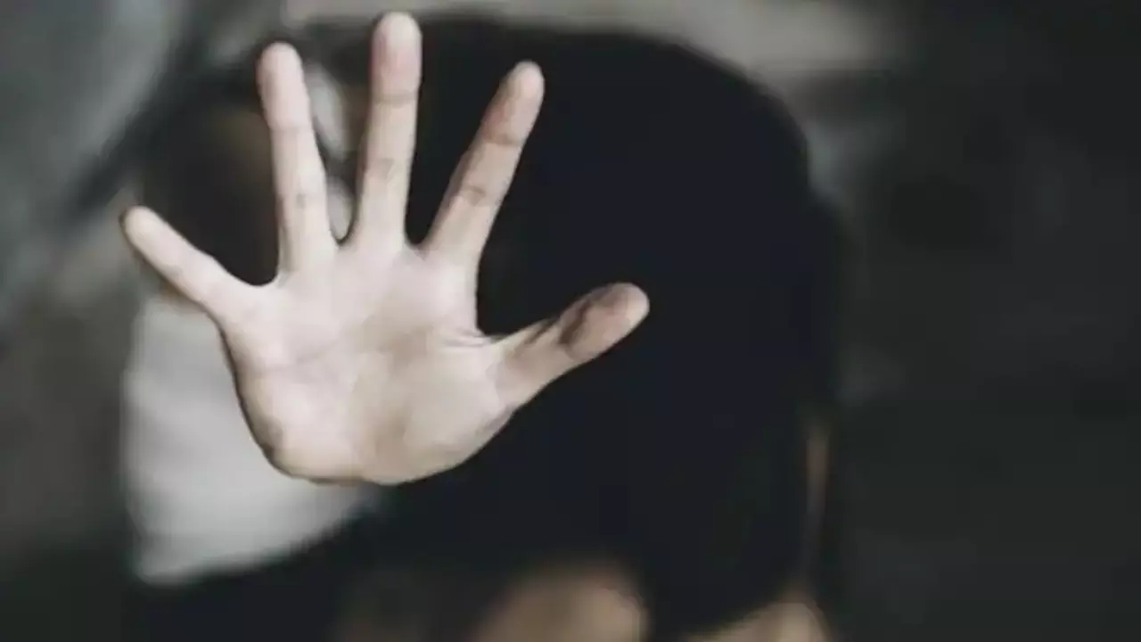 अंकल, पापा के 3 दोस्त मेरे साथ..., नोएडा में 9 साल की बच्ची से होती रही दरिंदगी, बीमार पड़ी तब खुला मामला अंकल, पापा के 3 दोस्त मेरे साथ..., नोएडा में 9 साल की बच्ची से होती रही दरिंदगी, बीमार पड़ी तब खुला मामला
