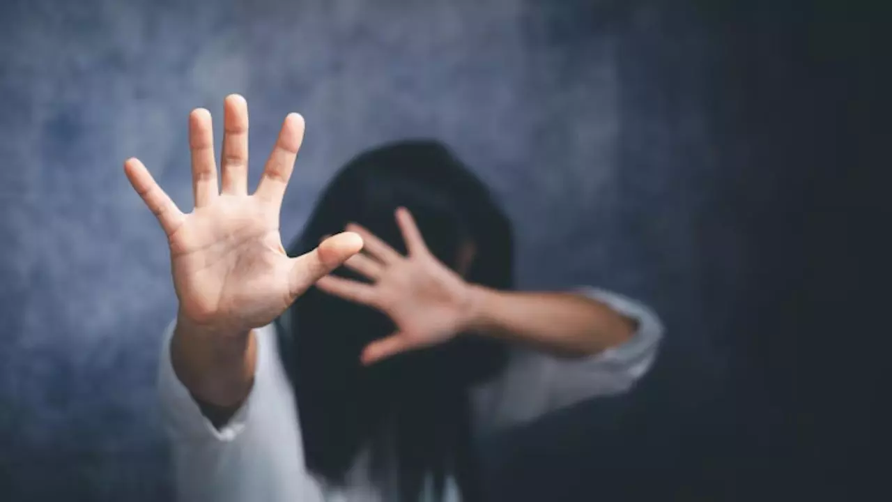 बच्ची की फोटो खींच किया ब्लैकमेल, फिर 2 साल तक 14 लोगों ने किया नाबालिग का रेप, 8 महीने प्रेग्नेंट है पीड़िता