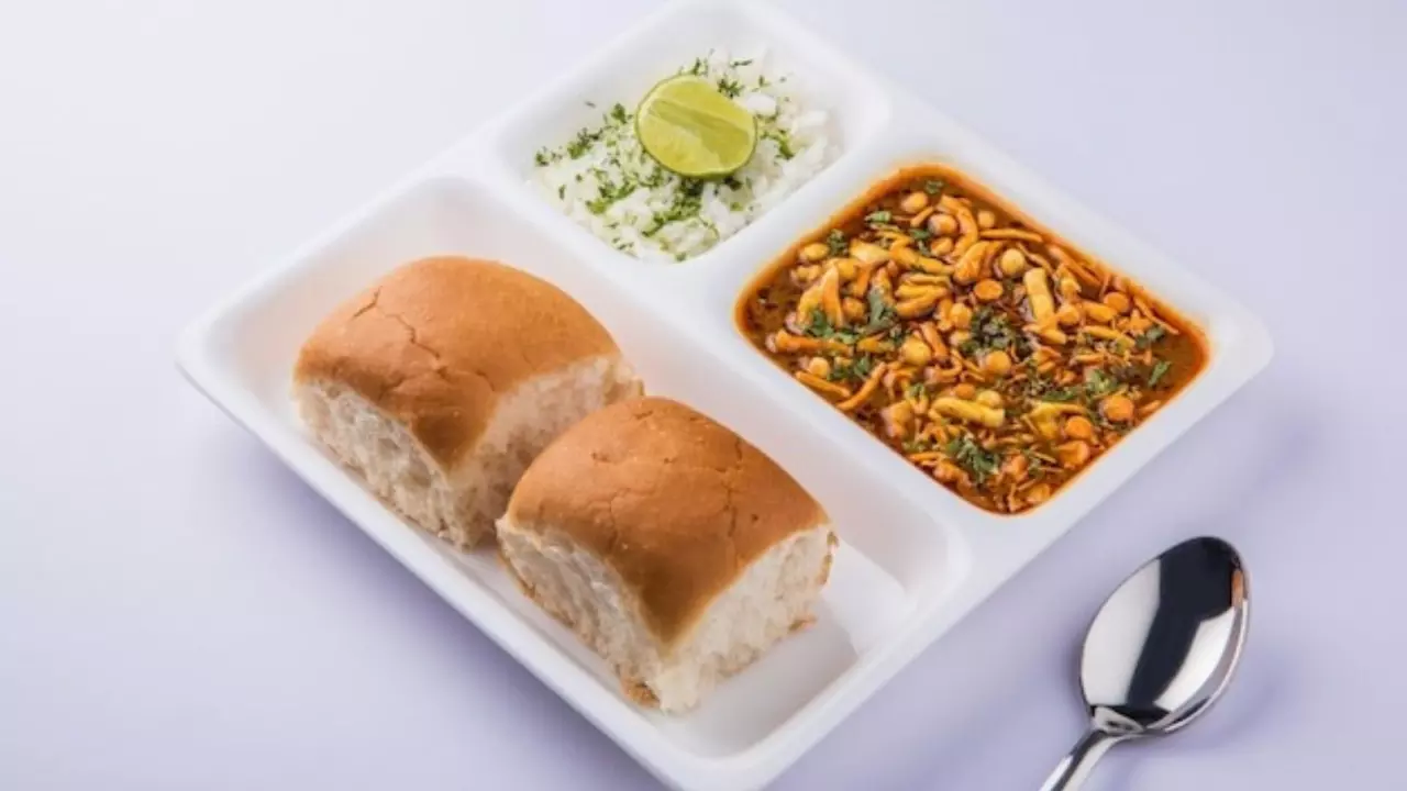 दुनिया की टॉप ब्रेकफास्ट डिशेज़ में शामिल महाराष्ट्र का मिसल पाव, घर बैठे ऐसे बनाएं