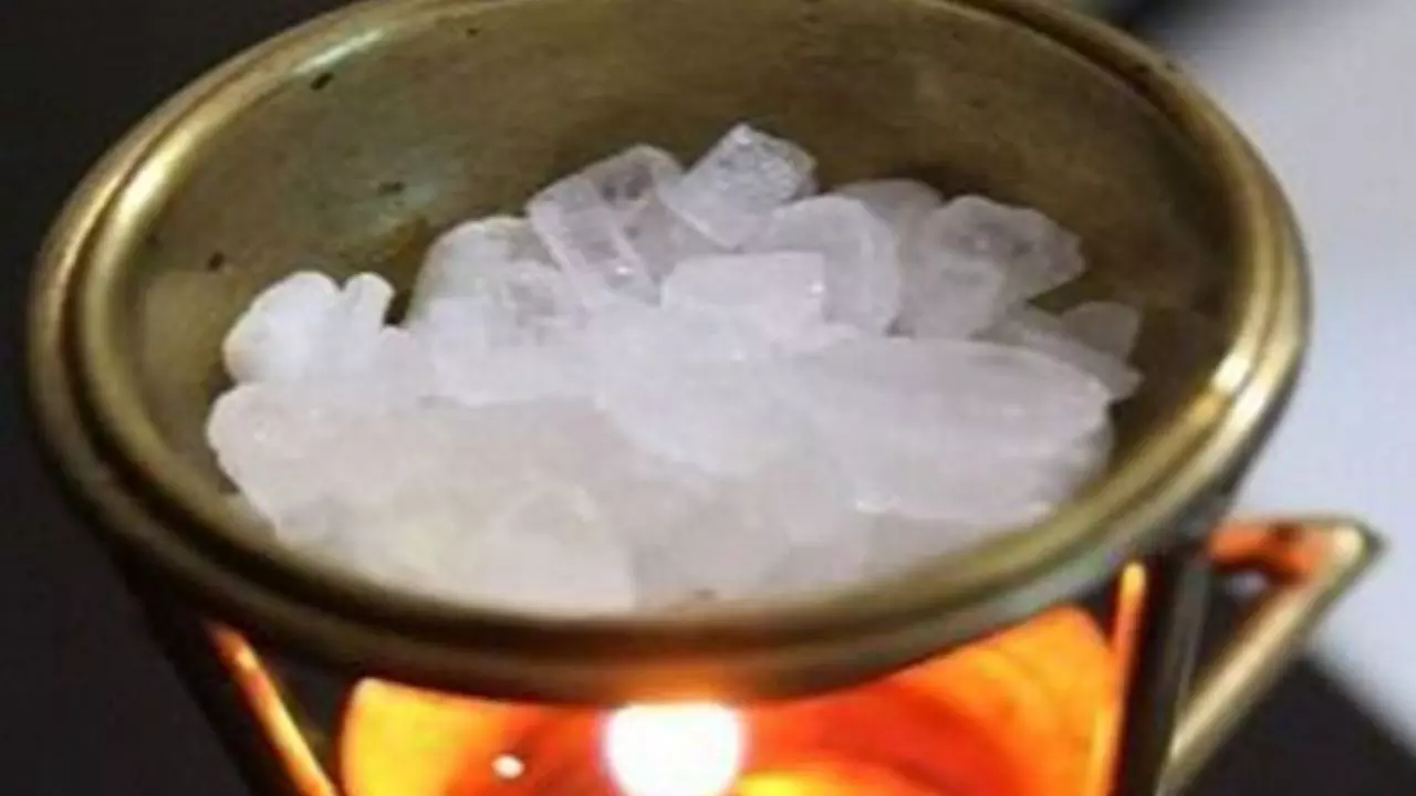 कपूर के इन उपाय को करने से जीवन में आती है खुशियां और करियर में मिलती है तरक्की कपूर के इन उपाय को करने से जीवन में आती है खुशियां और करियर में मिलती है तरक्की