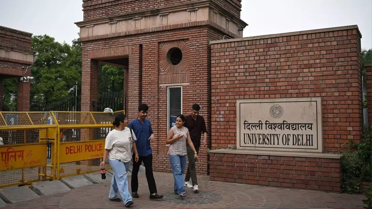 दिल्ली यूनिवर्सिटी फार्म में इस शब्द को गायब करके मुस्लिम को बना दिया मातृभाषा! जमकर हुआ बवाल दिल्ली यूनिवर्सिटी फार्म में इस शब्द को गायब करके मुस्लिम को बना दिया मातृभाषा! जमकर हुआ बवाल