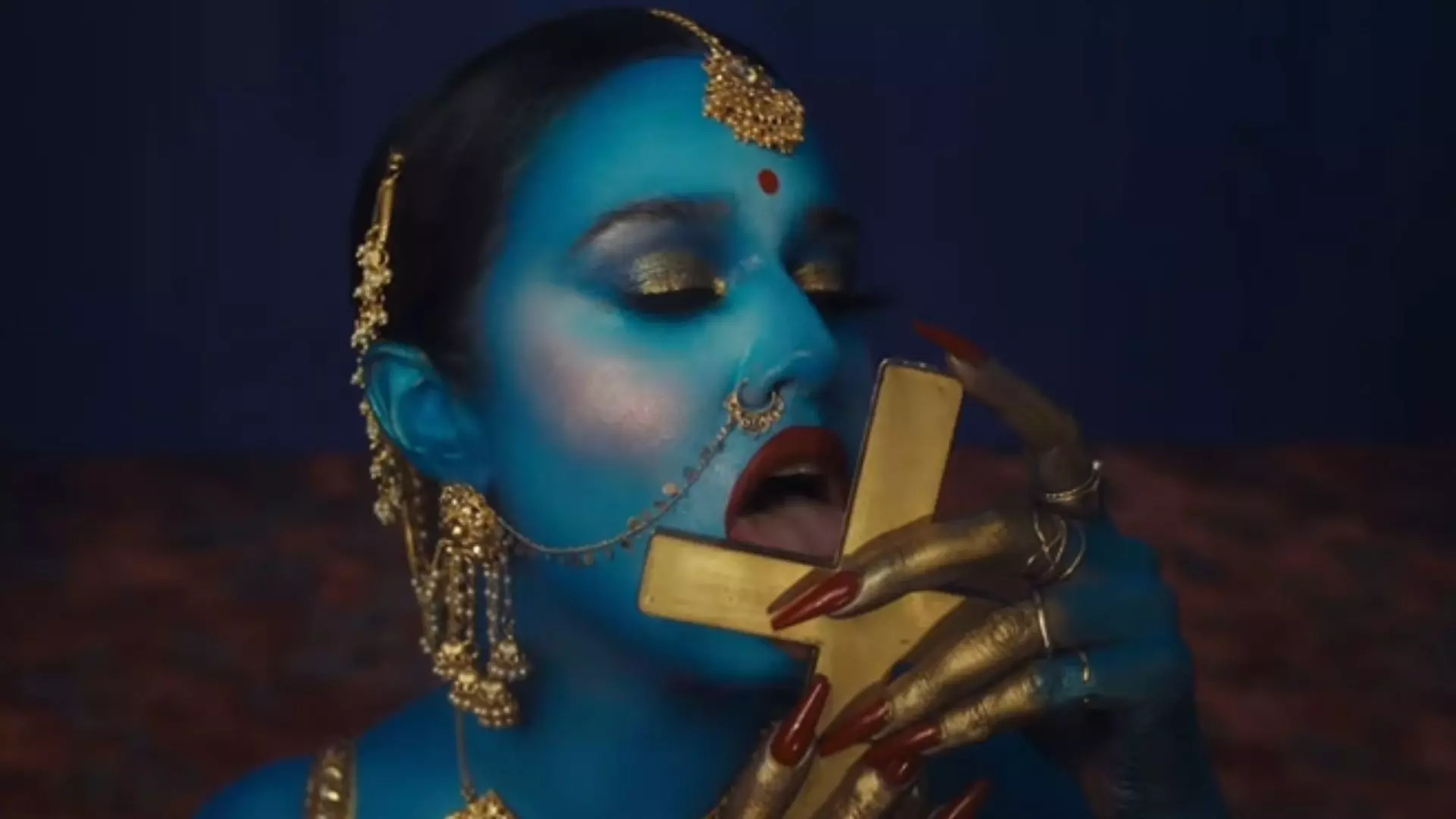 धार्मिक भावनाओं से खिलवाड़! Tommy Genesis के वीडियो ने खड़ा किया नया विवाद, हिंदू देवी बनकर की शर्मनाक हरकत धार्मिक भावनाओं से खिलवाड़! Tommy Genesis के वीडियो ने खड़ा किया नया विवाद, हिंदू देवी बनकर की शर्मनाक हरकत