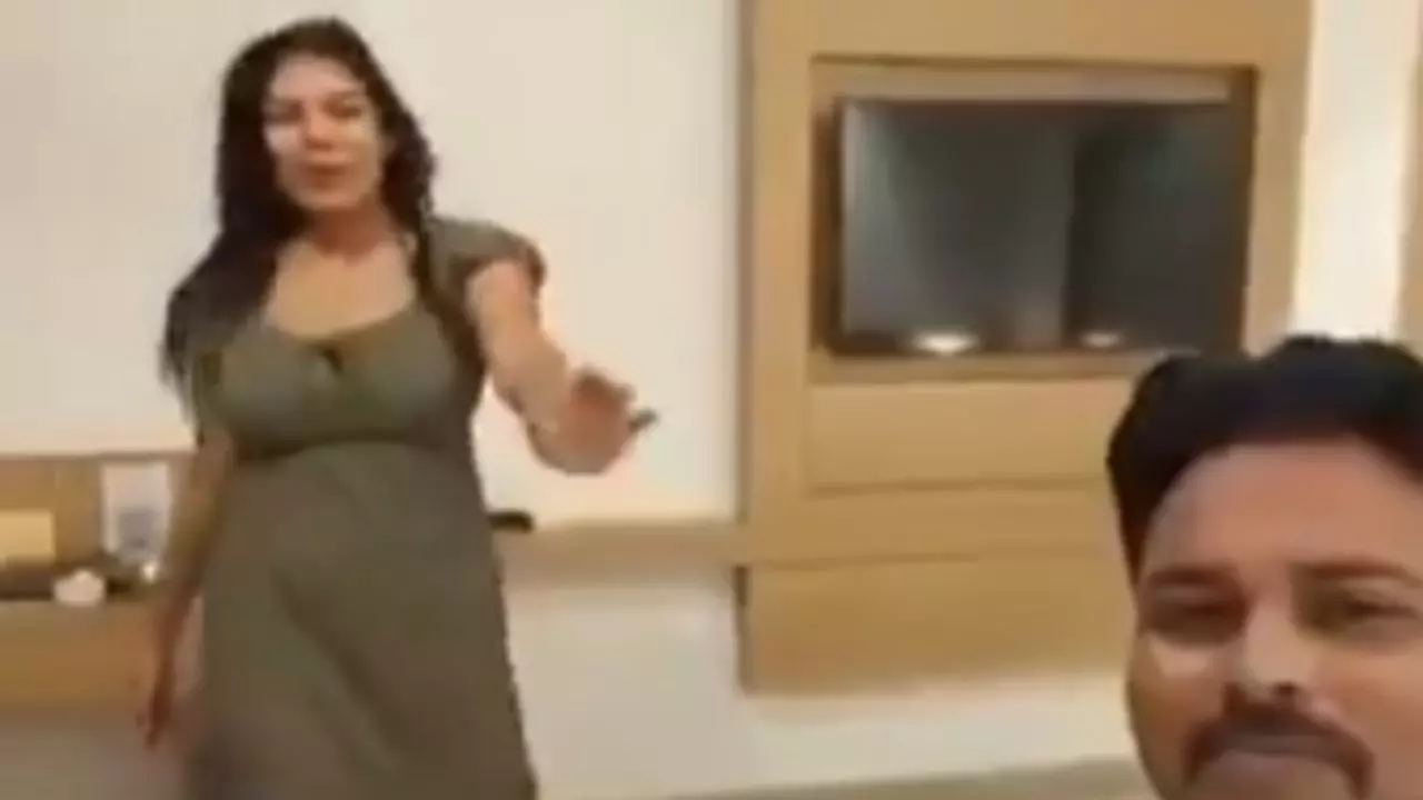पति ने पत्नी का OYO Room में देख लिया वो वाला Video, तो कर ली आत्महत्या-यूजर्स बोले- मेहर गोर मिलय या काली... पति ने पत्नी का OYO Room में देख लिया वो वाला Video, तो कर ली आत्महत्या-यूजर्स बोले- मेहर गोर मिलय या काली...