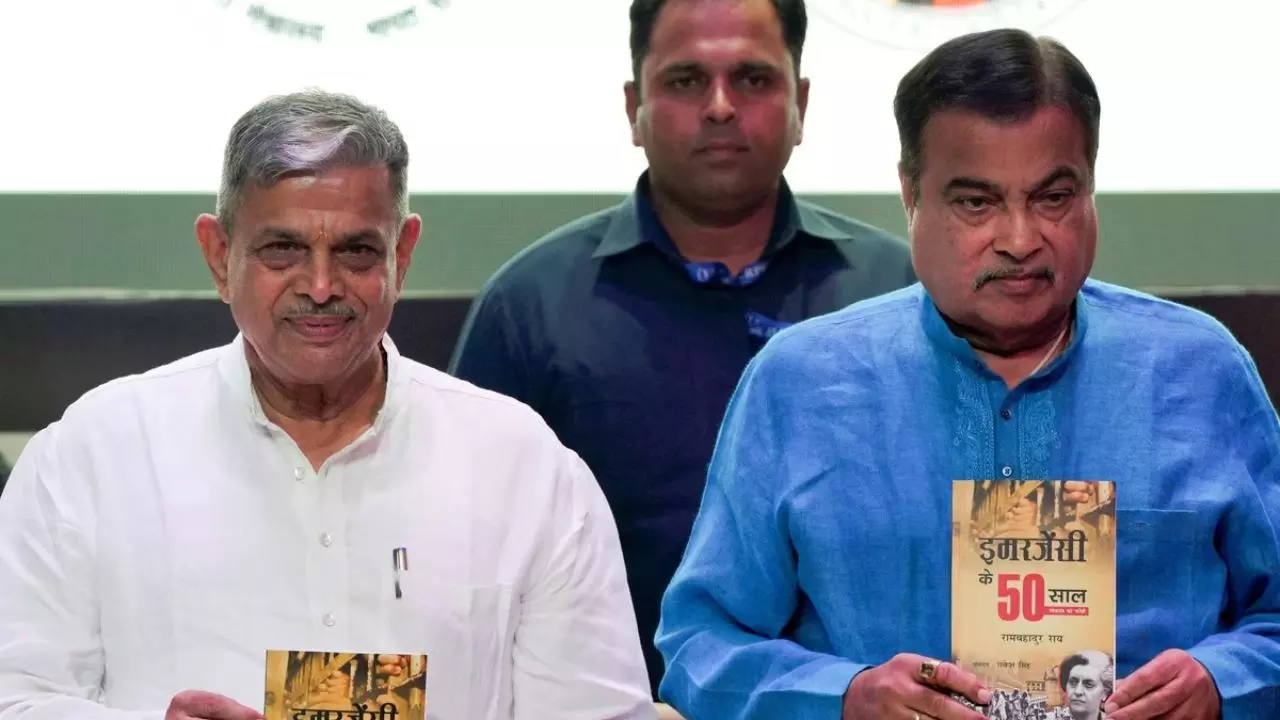 आखिर संविधान से इन दो शब्दों को हटाने पर क्यों अड़ा RSS? कांग्रेस से भी की ये डिमांड आखिर संविधान से इन दो शब्दों को हटाने पर क्यों अड़ा RSS? कांग्रेस से भी की ये डिमांड