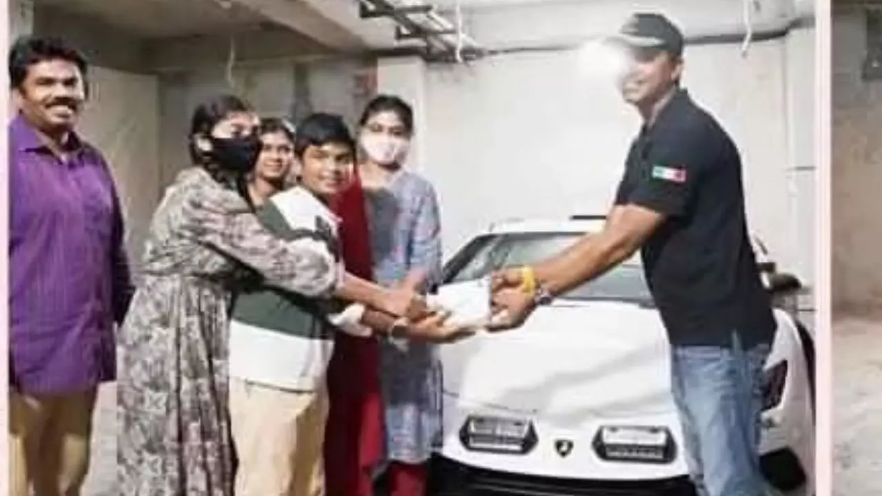 Lamborghini की डिलीवरी ली ऐसे जैसे सब्ज़ी लेने आए हों, वायरल हुआ परिवार का सादगी से भरा अंदाज़