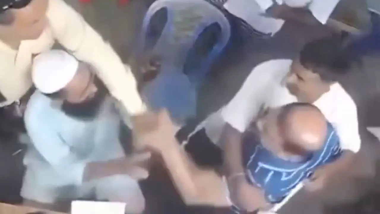 दाढ़ी खींची और जड़ दिए कई थप्पड़... बांग्लादेश में दुकानदार ने ग्राहक से उधार चुकाने को कहा तो कर दी पिटाई| VIDEO