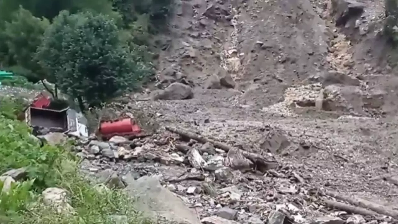 उत्तरकाशी में बादल फटने से बड़ा हादसा, बड़कोट-यमुनोत्री मार्ग पर बढ़ी मुसीबत, 9 मजदूर लापता | VIDEO