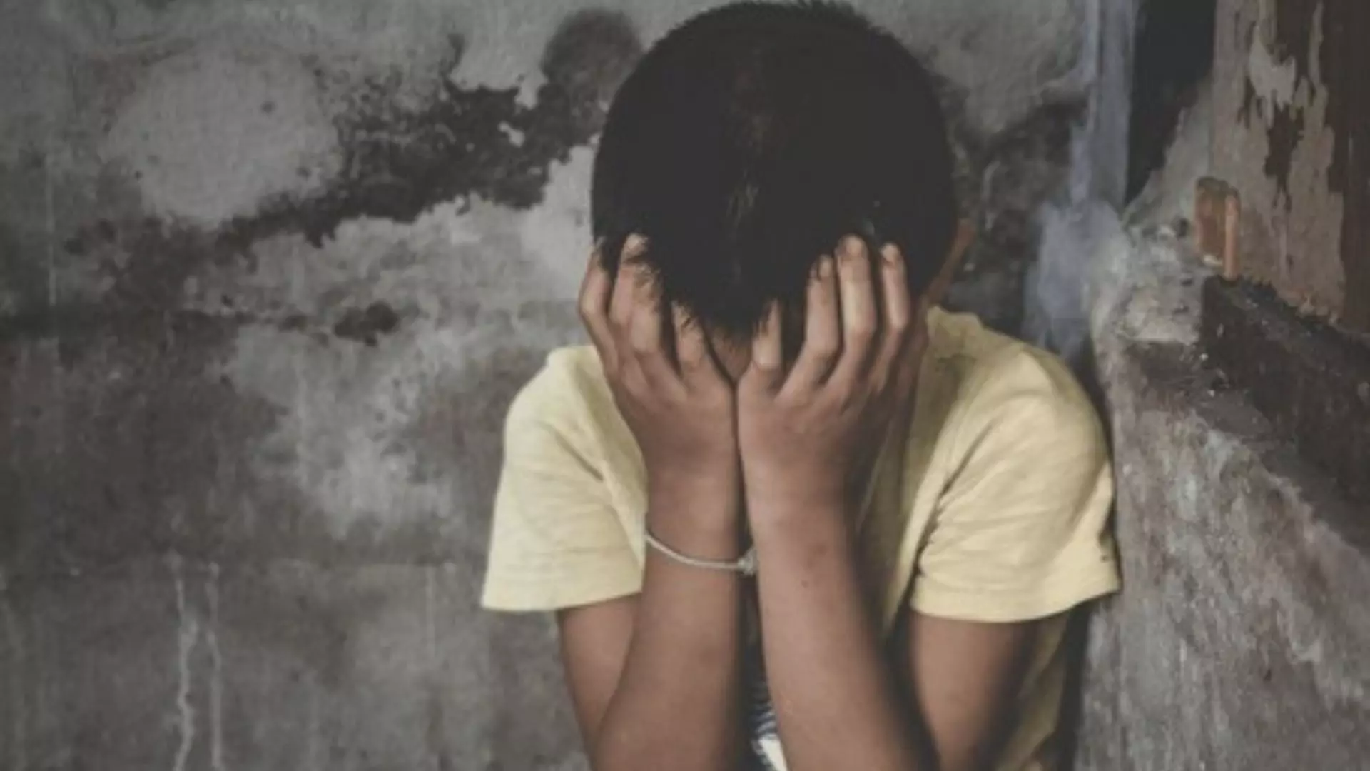 पेशाब पिलाया, चप्पल चटवाई और वीडियो वायरल करने की दी धमकी, कानपुर में किशोर से बर्बरता; तीन गिरफ्तार पेशाब पिलाया, चप्पल चटवाई और वीडियो वायरल करने की दी धमकी, कानपुर में किशोर से बर्बरता; तीन गिरफ्तार