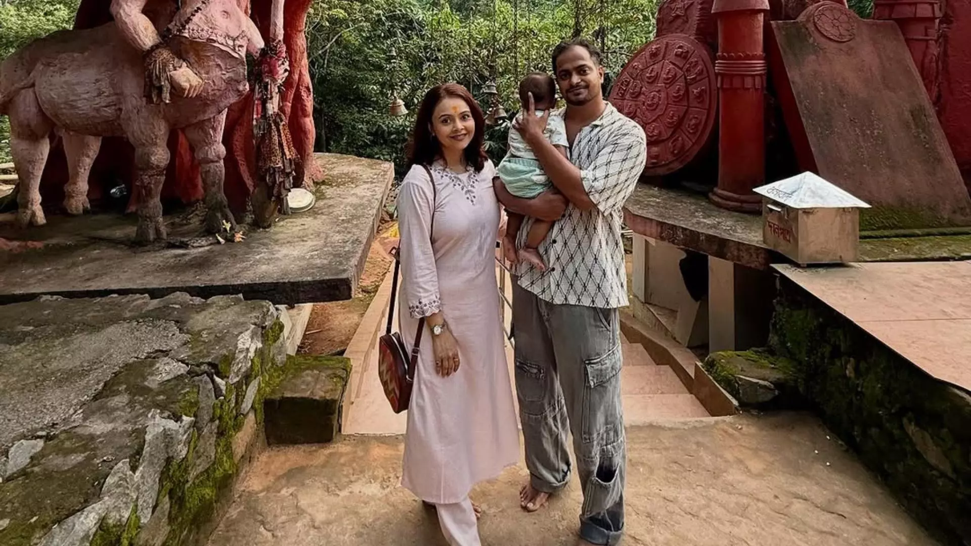 आस्था और भक्ति में डूबे ये पल... Devoleena Bhattacharjee ने गुवाहाटी में मुस्लिम पति संग किए शिव मंदिर के दर्शन आस्था और भक्ति में डूबे ये पल... Devoleena Bhattacharjee ने गुवाहाटी में मुस्लिम पति संग किए शिव मंदिर के दर्शन