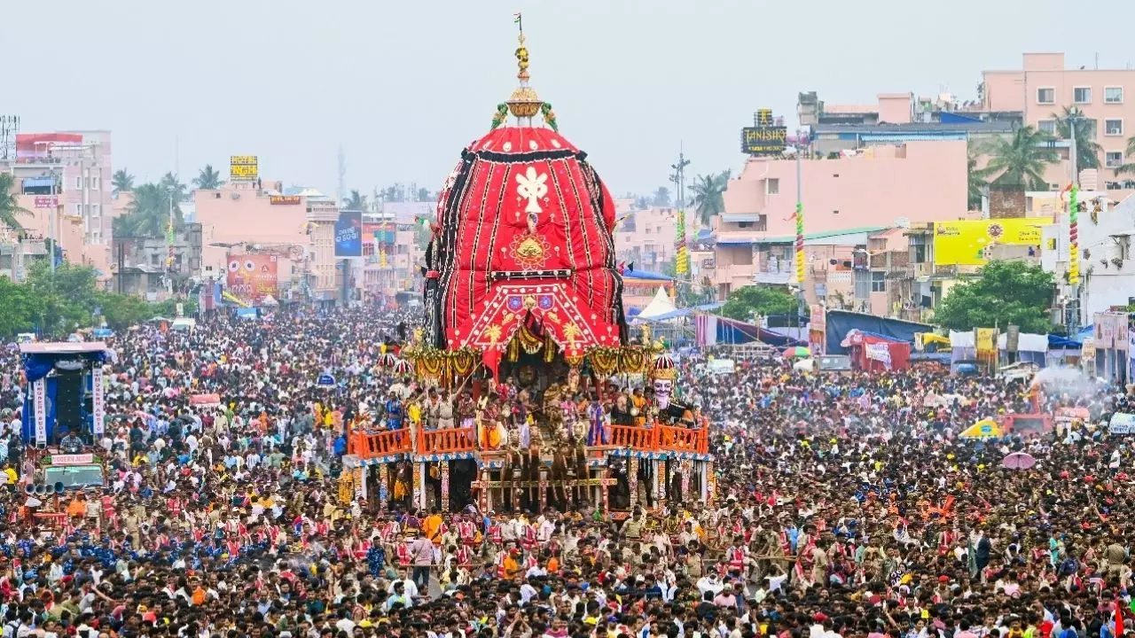पुरी रथयात्रा भगदड़ को लेकर एसपी और डीएम सस्पेंड, CM ने माफी मांगी; व्यवस्था को लेकर विपक्षी दलों ने क्या कहा? पुरी रथयात्रा भगदड़ को लेकर एसपी और डीएम सस्पेंड, CM ने माफी मांगी; व्यवस्था को लेकर विपक्षी दलों ने क्या कहा?