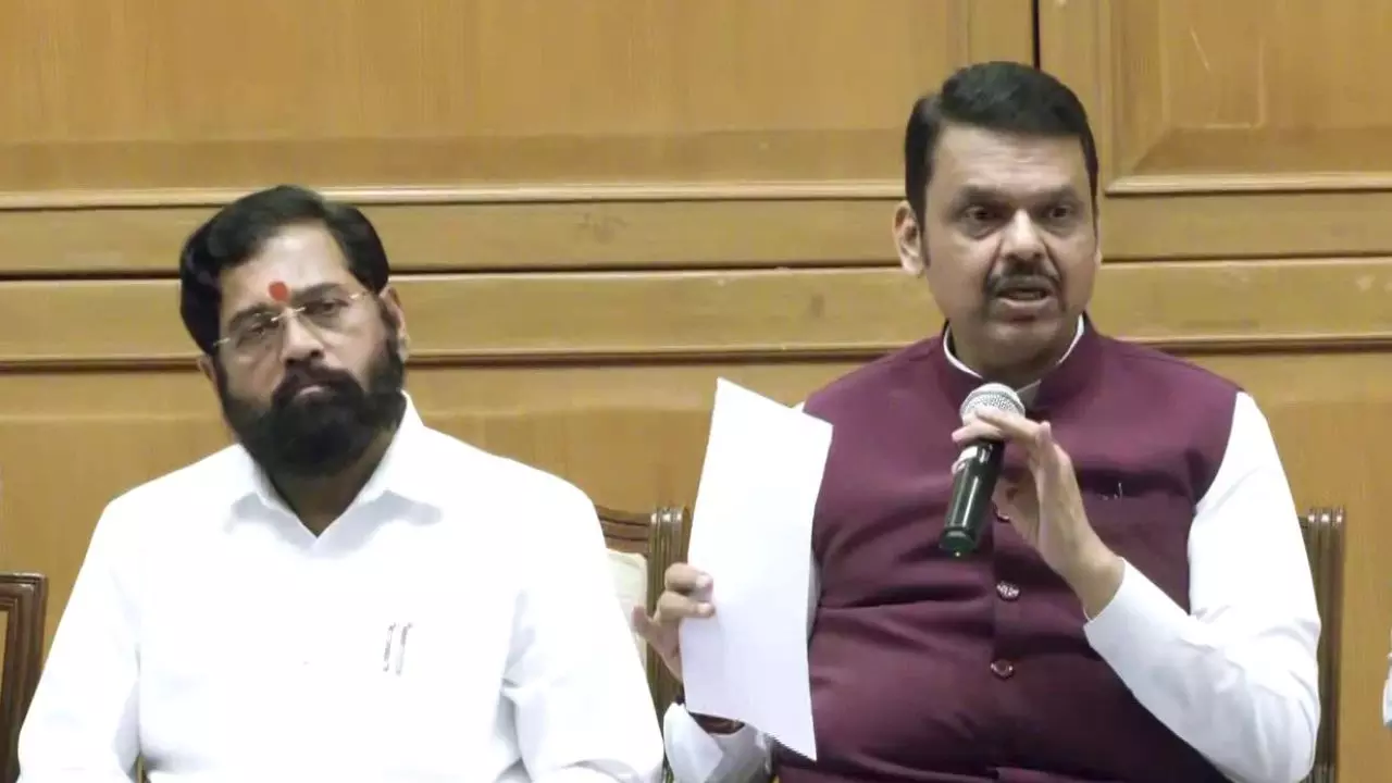 क्या विपक्ष के दबाव से बैकफुट पर फडणवीस सरकार? वापस लिया थ्री-लैंग्वेज पॉलिसी का फैसला क्या विपक्ष के दबाव से बैकफुट पर फडणवीस सरकार? वापस लिया थ्री-लैंग्वेज पॉलिसी का फैसला