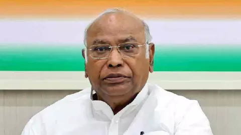 असम चुनाव से पहले कांग्रेस की ये हैं पांच गारंटी! महिलाओं को हर महीने पैसे, ₹25 लाख हेल्थ कवर का वादा असम चुनाव से पहले कांग्रेस की ये हैं पांच गारंटी! महिलाओं को हर महीने पैसे, ₹25 लाख हेल्थ कवर का वादा