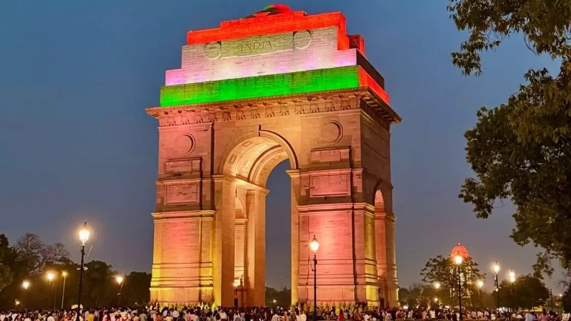 इंडिया गेट पर पिकनिक मनाना बैन! जानें दिल्ली सरकार ने क्यों लिया फैसला, मायूस हुए टूरिस्ट इंडिया गेट पर पिकनिक मनाना बैन! जानें दिल्ली सरकार ने क्यों लिया फैसला, मायूस हुए टूरिस्ट