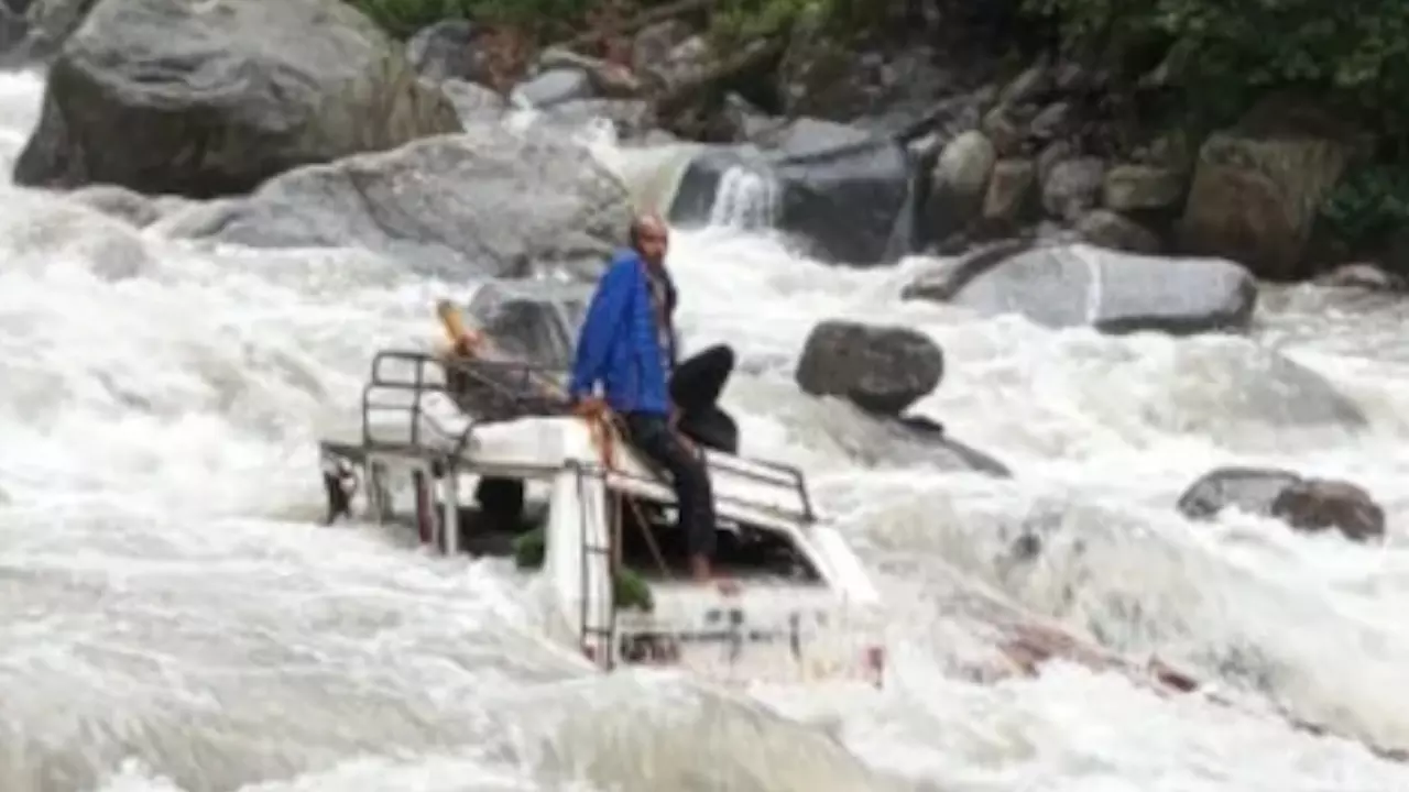 उत्तराखंड में उफनती नदी में गिरी कार, बारिश का कहर, IMD का रेड अलर्ट उत्तराखंड में उफनती नदी में गिरी कार, बारिश का कहर, IMD का रेड अलर्ट